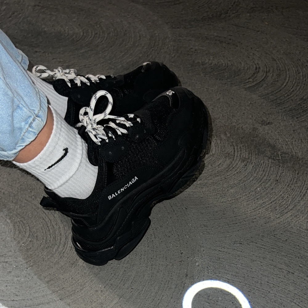 Balencigia black women size 7 really good condition